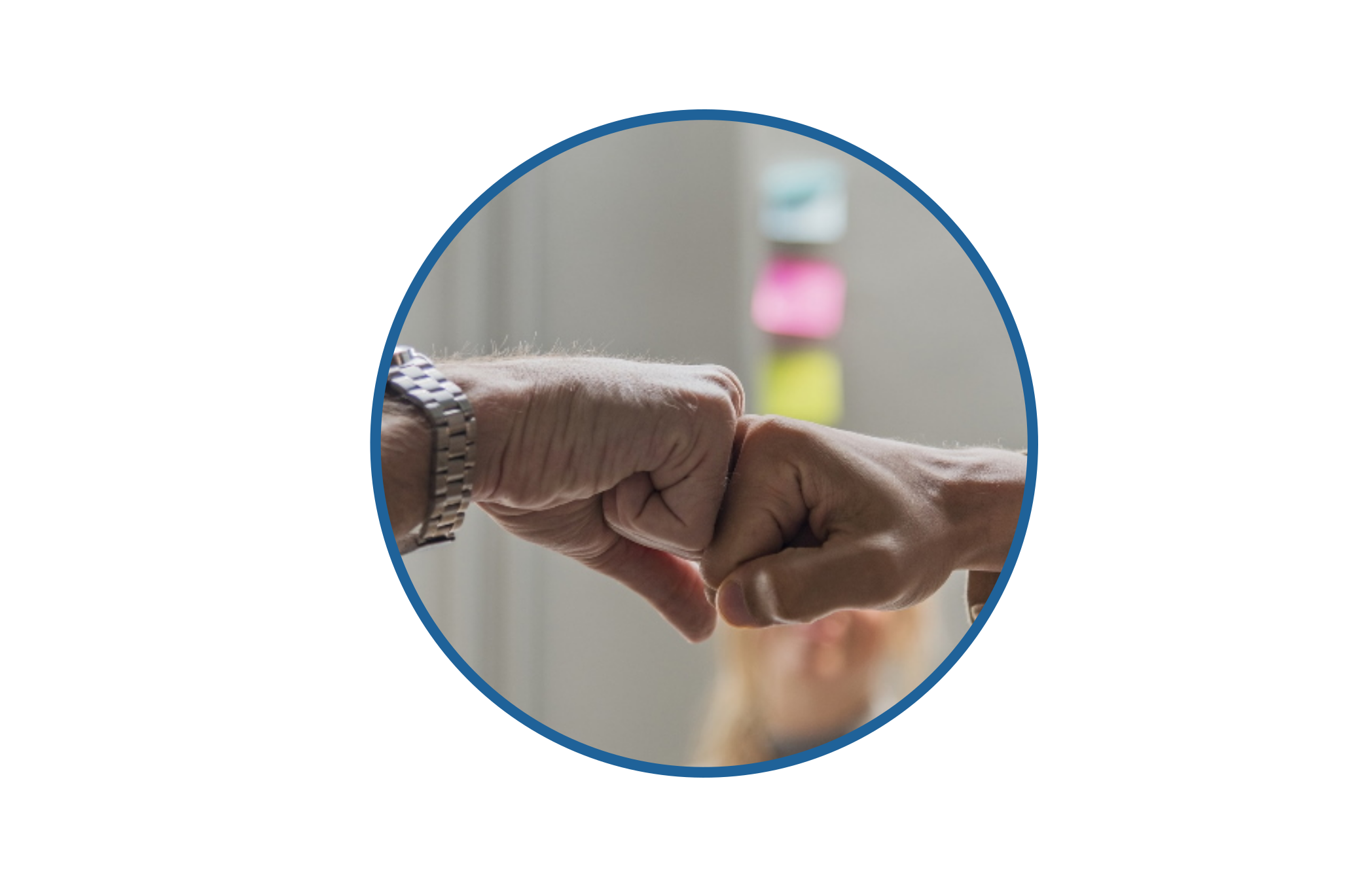 Rond sfeerbeeld twee vuisten tegen elkaar